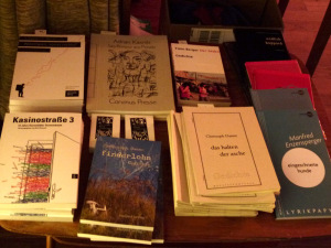 Büchertisch mit den Verlagen parasitenpresse, [SIC], Poetenladen, Horlemann und tauland beim Literaturklub Köln. © Foto: Sascha Klein